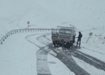 Erzurum’da sürücüler kara hazırlıksız yakalandı