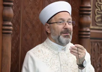 Prof. Dr. Ali Erbaş Fransa’da gurbetçilerle bir araya geldi