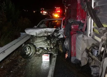 TIR, çarpıştığı otomobili 100 metre sürükledi