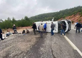 Çanakkale’de minibüsle kamyonet çarpıştı: 6 yaralı