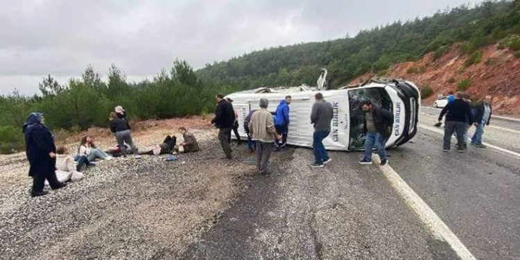 Çanakkale’de minibüsle kamyonet çarpıştı: 6 yaralı