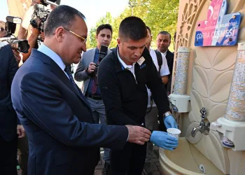 Bakan Bozdağ, üniversitede çorbayı çeşmeden içti