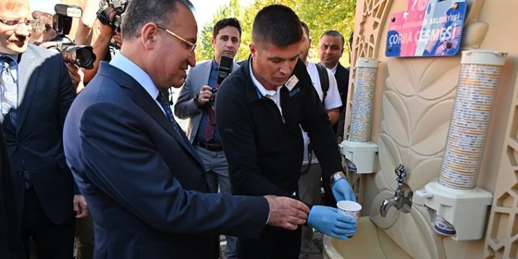 Bakan Bozdağ, üniversitede çorbayı çeşmeden içti