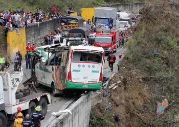 Kolombiya’da otobüs devrildi: 20 ölü
