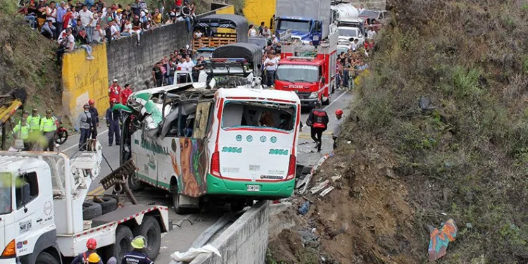 Kolombiya’da otobüs devrildi: 20 ölü