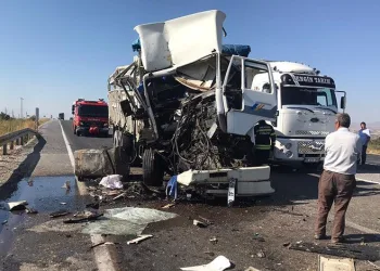Manisa’da kamyonla TIR çarpıştı: 1 yaralı