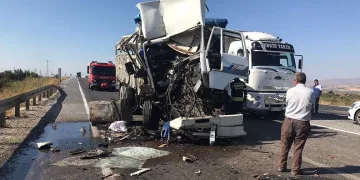 Manisa’da kamyonla TIR çarpıştı: 1 yaralı