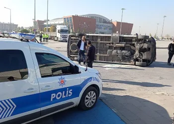 Okul servisi ile otomobil çarpıştı: 17 yaralı