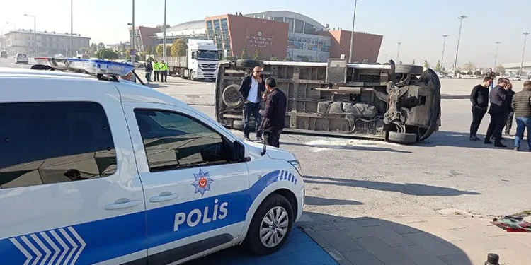 Okul servisi ile otomobil çarpıştı: 17 yaralı