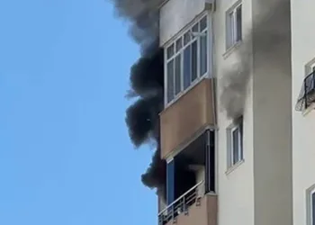 Adana’da apartmanın 10. katında yangın paniği