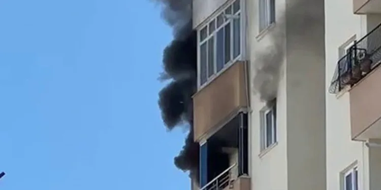 Adana’da apartmanın 10. katında yangın paniği