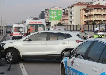 Kocaeli’de polis ekip otosu zincirleme kazaya karıştı: 3 yaralı