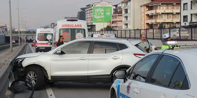 Kocaeli’de polis ekip otosu zincirleme kazaya karıştı: 3 yaralı