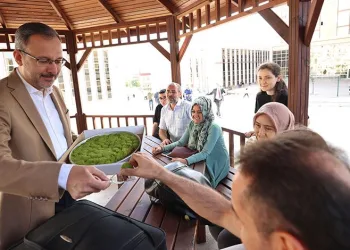 Bakan Kasapoğlu’ndan öğrenci ve velilere baklava ikramı