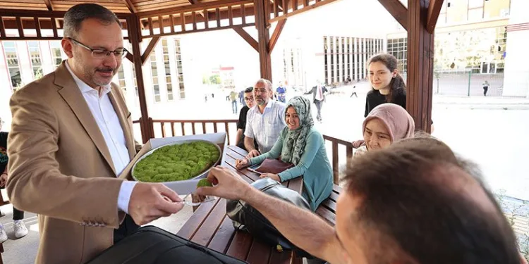 Bakan Kasapoğlu’ndan öğrenci ve velilere baklava ikramı