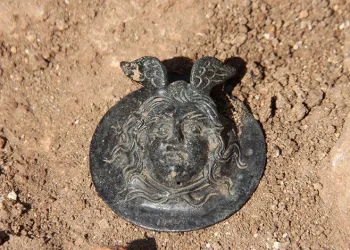 Perre’deki kazılarda Medusa kabartmalı madalya bulundu