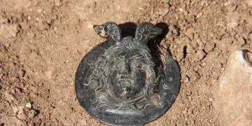 Perre’deki kazılarda Medusa kabartmalı madalya bulundu