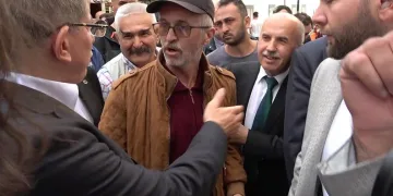 Davutoğlu sokakta vatandaşla tartıştı