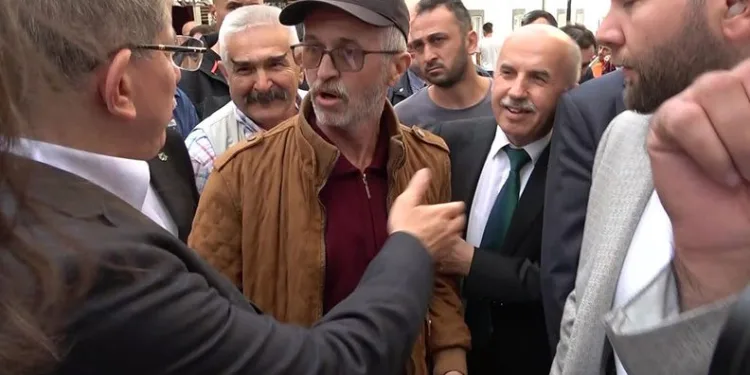 Davutoğlu sokakta vatandaşla tartıştı