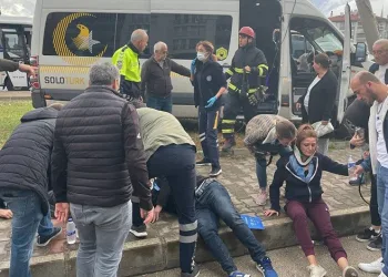 Bursa’da servis minibüsü elektrik direğine çarptı: 6 yaralı