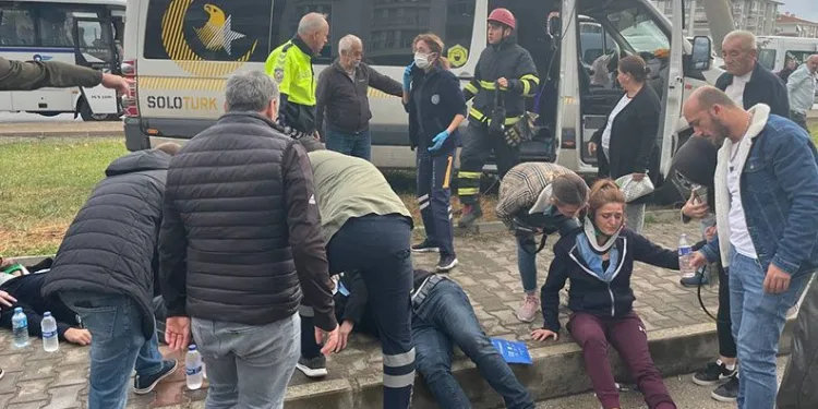 Bursa’da servis minibüsü elektrik direğine çarptı: 6 yaralı