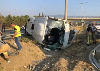 Hasta taşıyan midibüs devrildi: 9 yaralı