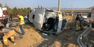 Hasta taşıyan midibüs devrildi: 9 yaralı
