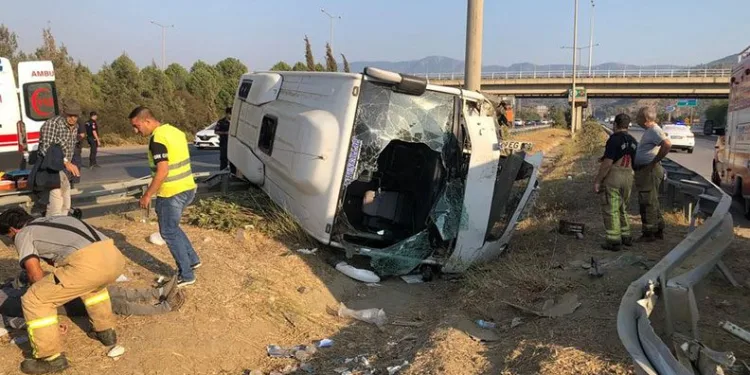 Hasta taşıyan midibüs devrildi: 9 yaralı