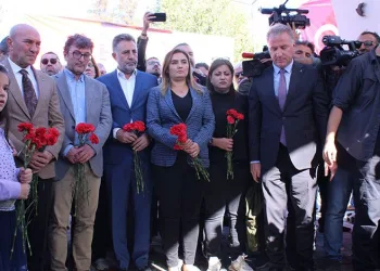 İzmir depremi gözyaşları ile anıldı