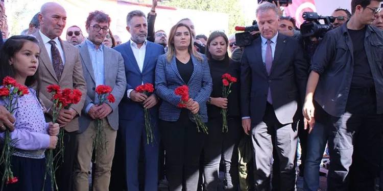 İzmir depremi gözyaşları ile anıldı