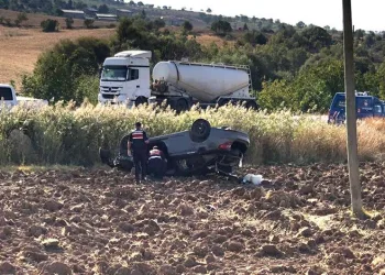 Otomobil şarampole devrildi: 1 ölü, 1 yaralı