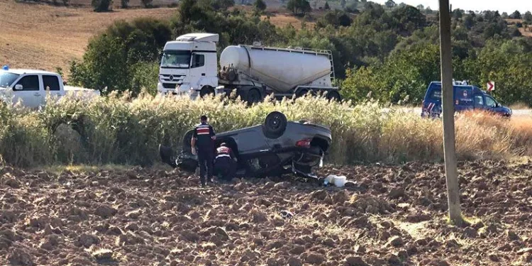 Otomobil şarampole devrildi: 1 ölü, 1 yaralı