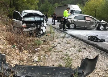 Antalya’da 2 araç çarpıştı: 3 yaralı