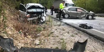 Antalya’da 2 araç çarpıştı: 3 yaralı
