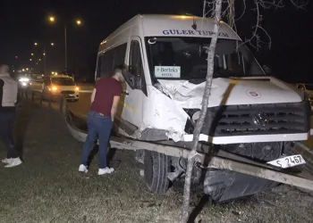 İşçi taşıyan servis kamyonetle çarpıştı: 4 yaralı