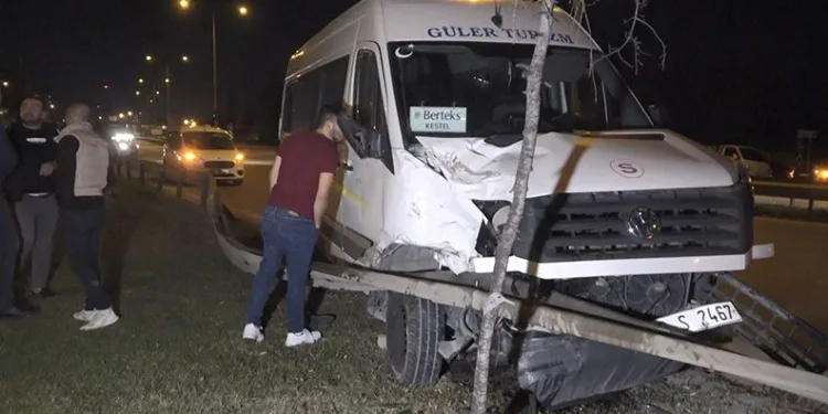 İşçi taşıyan servis kamyonetle çarpıştı: 4 yaralı