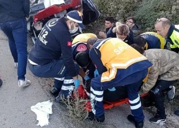 Bursa’da kaza! Otomobil su kanalına düştü