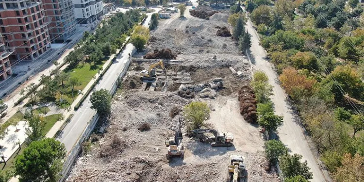 Bursa’da molozların altında kalmaktan kıl payı kurtuldu