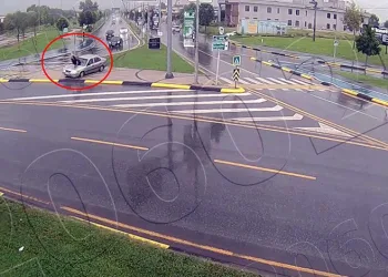 Sakarya’da kontrolden çıkan otomobil kaldırımdaki kadına çarptı