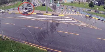 Sakarya’da kontrolden çıkan otomobil kaldırımdaki kadına çarptı