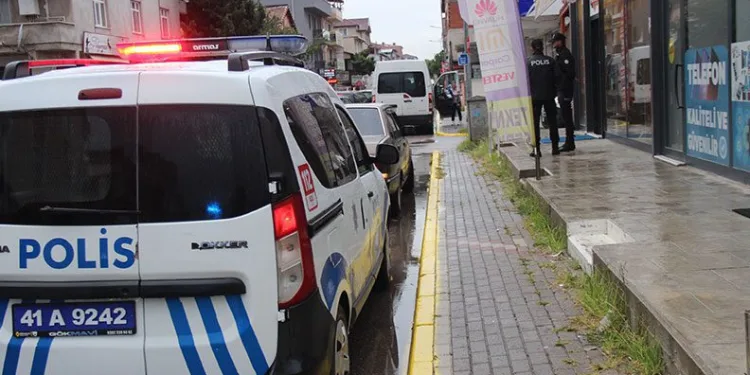 Kocaeli’de iki genç arasındaki bıçaklı kavga kanlı bitti