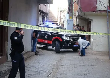Sokakta oynayan çocuk kurşunların hedefi oldu