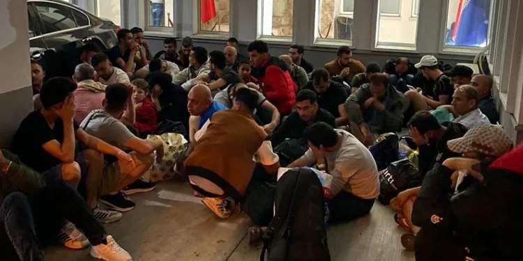 Otelde 66 düzensiz göçmen yakalandı