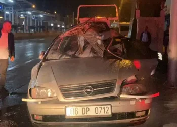 Bursa’da kontrolden çıkıp üst geçide çarptı