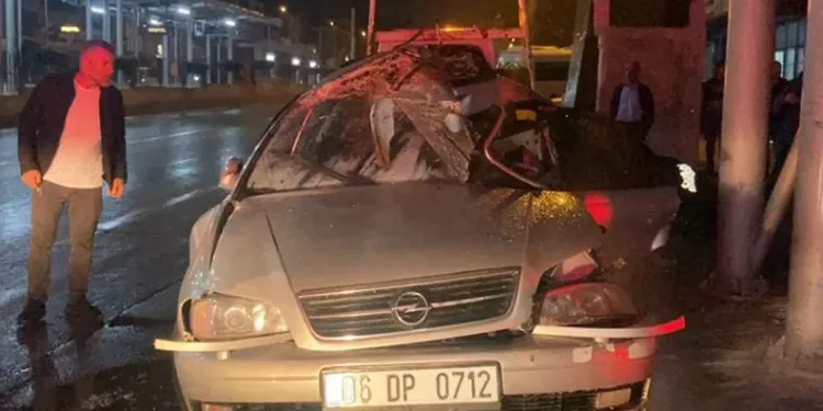 Bursa’da kontrolden çıkıp üst geçide çarptı