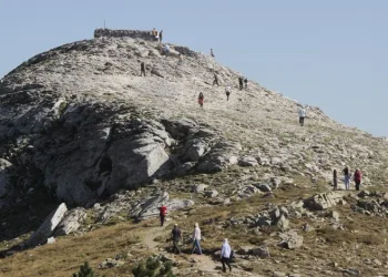 Kazdağları’nın zirvesi turistlerin ilgisini çekiyor