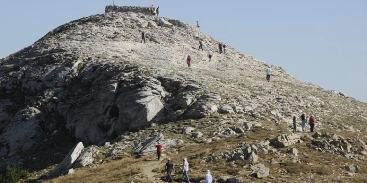 Kazdağları’nın zirvesi turistlerin ilgisini çekiyor