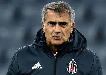 Şenol Güneş çiçeklerle karşılandı