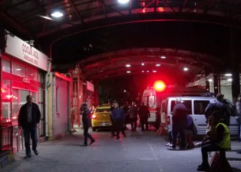 Trafikte yol verme kavgası! Yaralılar var