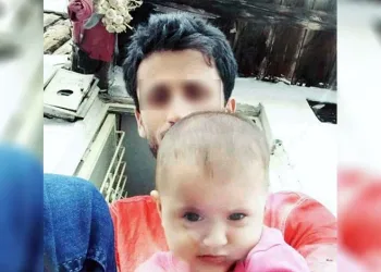 Uyuması için minibüsün altına bırakılan kızı babası ezdi